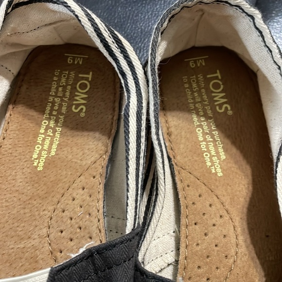 Toms - Picture 3 of 4